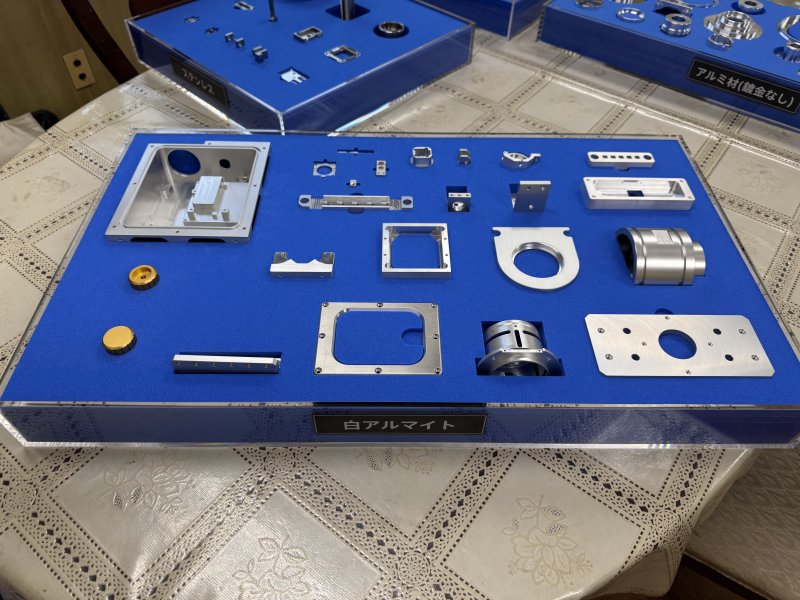 精密機器　部品展示用緩衝材