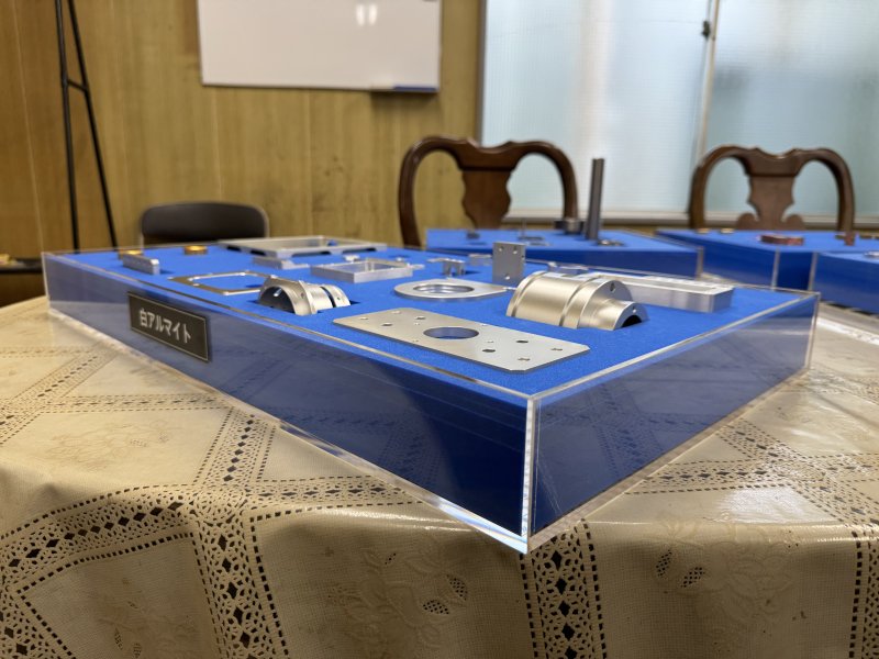 精密機器　部品展示用緩衝材