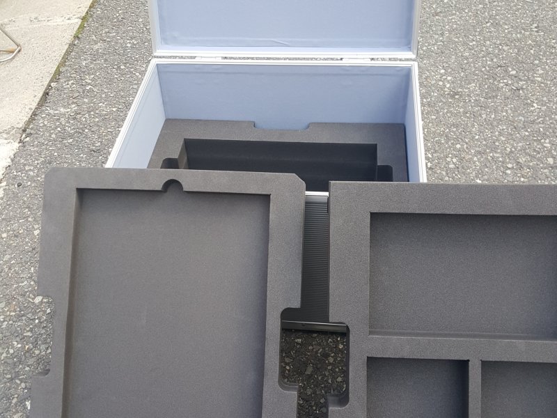 PCと周辺部品緩衝材アルミケース